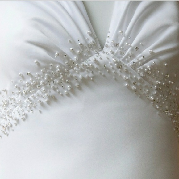 White Wedding Dress & Crystal edge Fingertip Veil - Picture 4 of 7